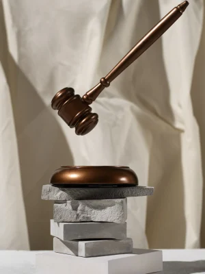 waga-sprawiedliwosci-mlotek-prawniczy